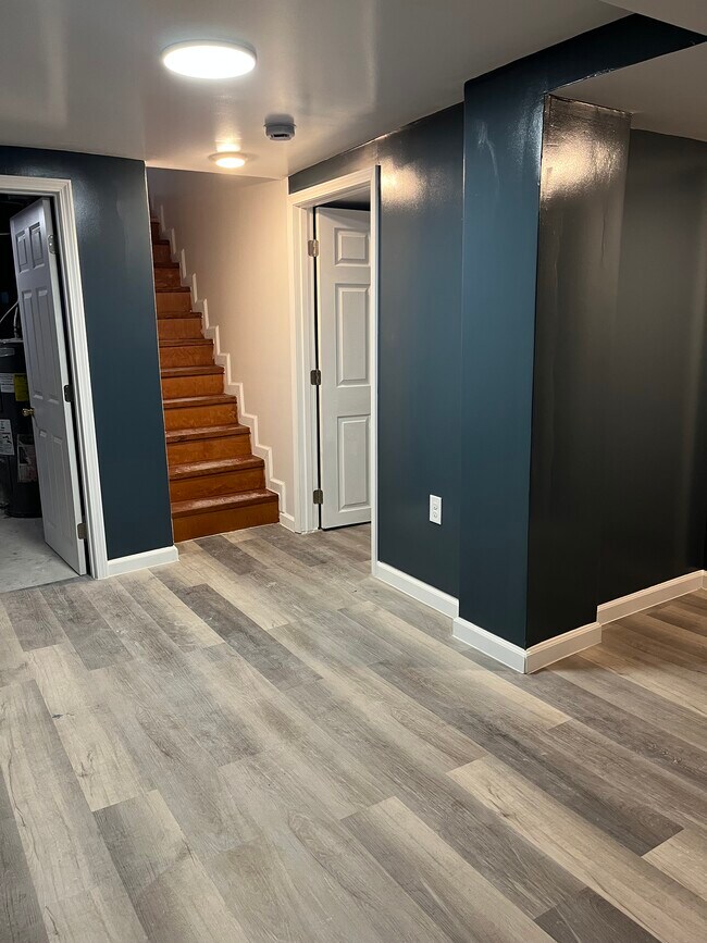 Building Photo - 1370 E 22nd Ave