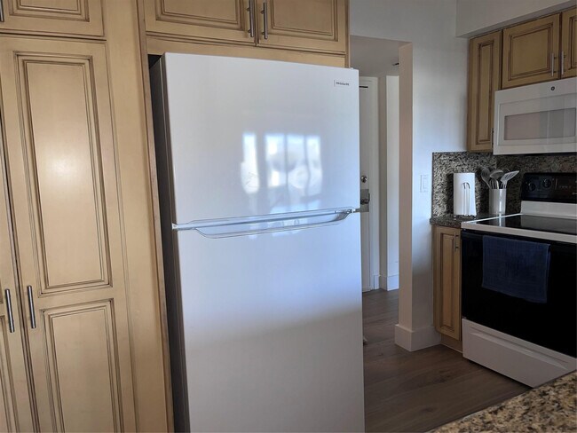 Building Photo - 330 Ave