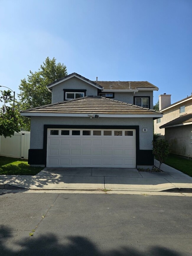 Primary Photo - Beautiful Home in Corona for Lease
