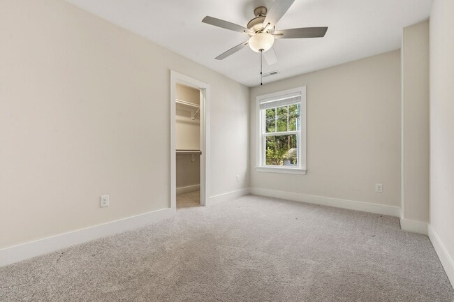 Building Photo - Gorgeous 4be/3ba With Fenced-In Backyard