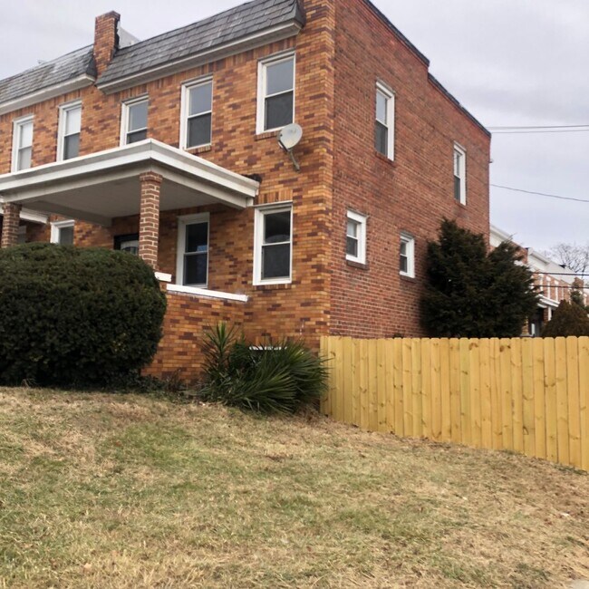 Building Photo - 3 Bedroom 2 Bathroom recently renovated townhouse in Baltimore Voucher Approved