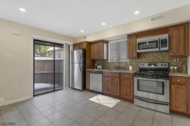 Building Photo - 117 Bluebird Dr