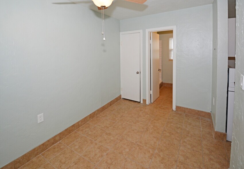 Building Photo - 5009 TANGERINE AVE S