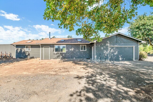 Building Photo - 39601 Santiam Bluffs Rd NE