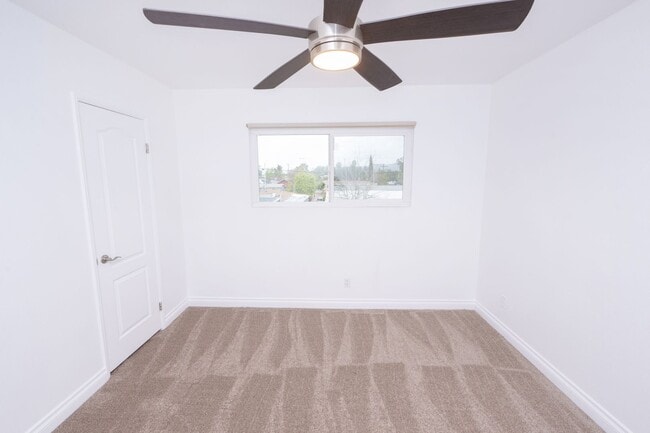 Building Photo - 2BR/1.5BA Condo! 2 parking spaces