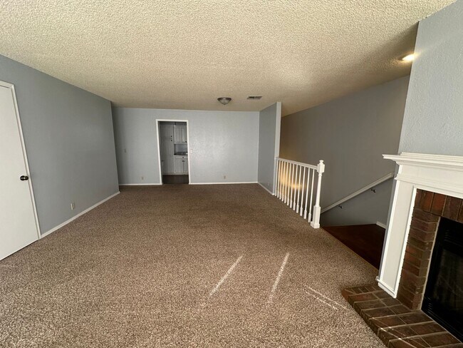 Building Photo - 2 Bed/2 Bath 2nd Floor Condo