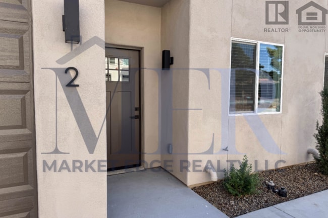 Building Photo - 3Bed/2.5Bath Townhouse in Sedona! FIRST MO...