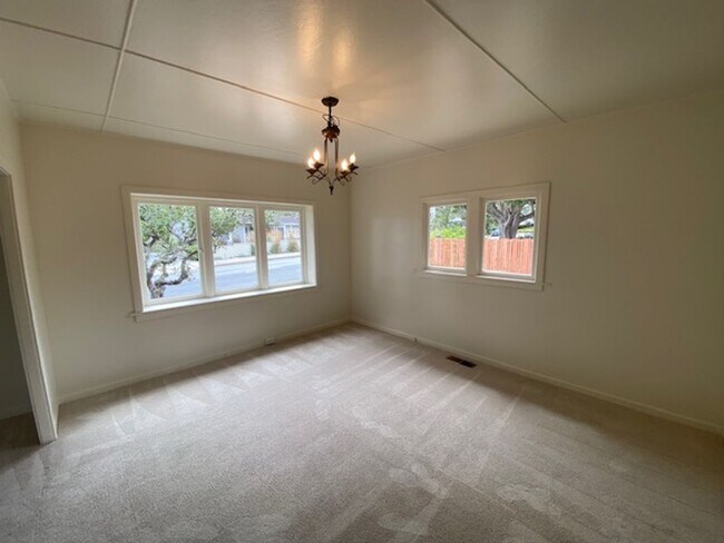 Building Photo - 17 Mile Drive Cottage!