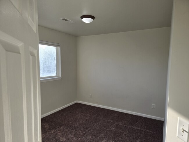 Building Photo - 745 Linda Ln