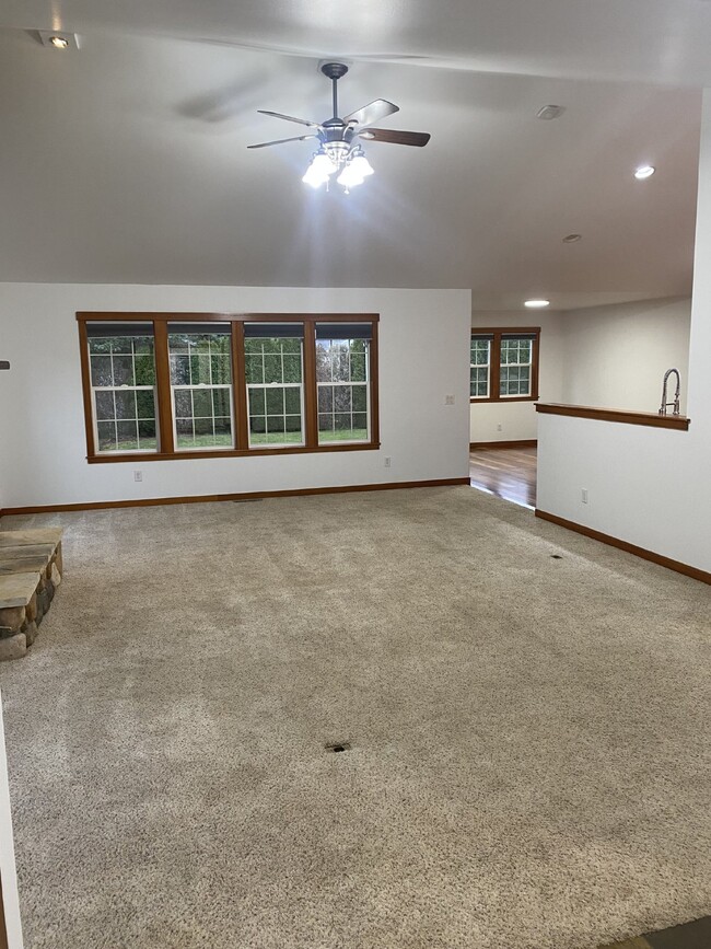 Building Photo - Spacious 3-Bed, 2-Bath Home in Walking Dis...