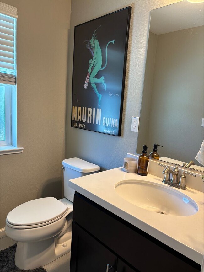 Building Photo - Newer 4 bedroom 2.5 bathrooms Available May 16th