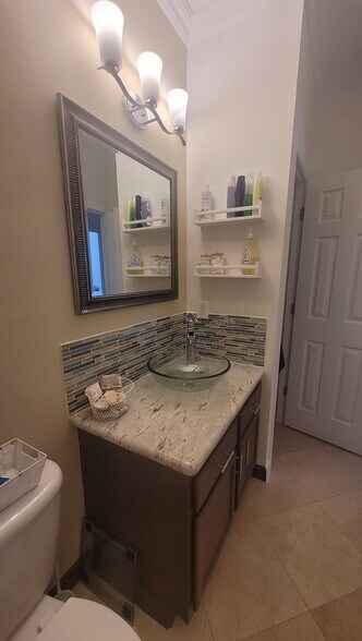 secondary bathroom - 1049 Blackwater Dr