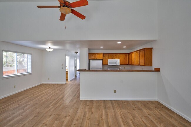 Building Photo - 993