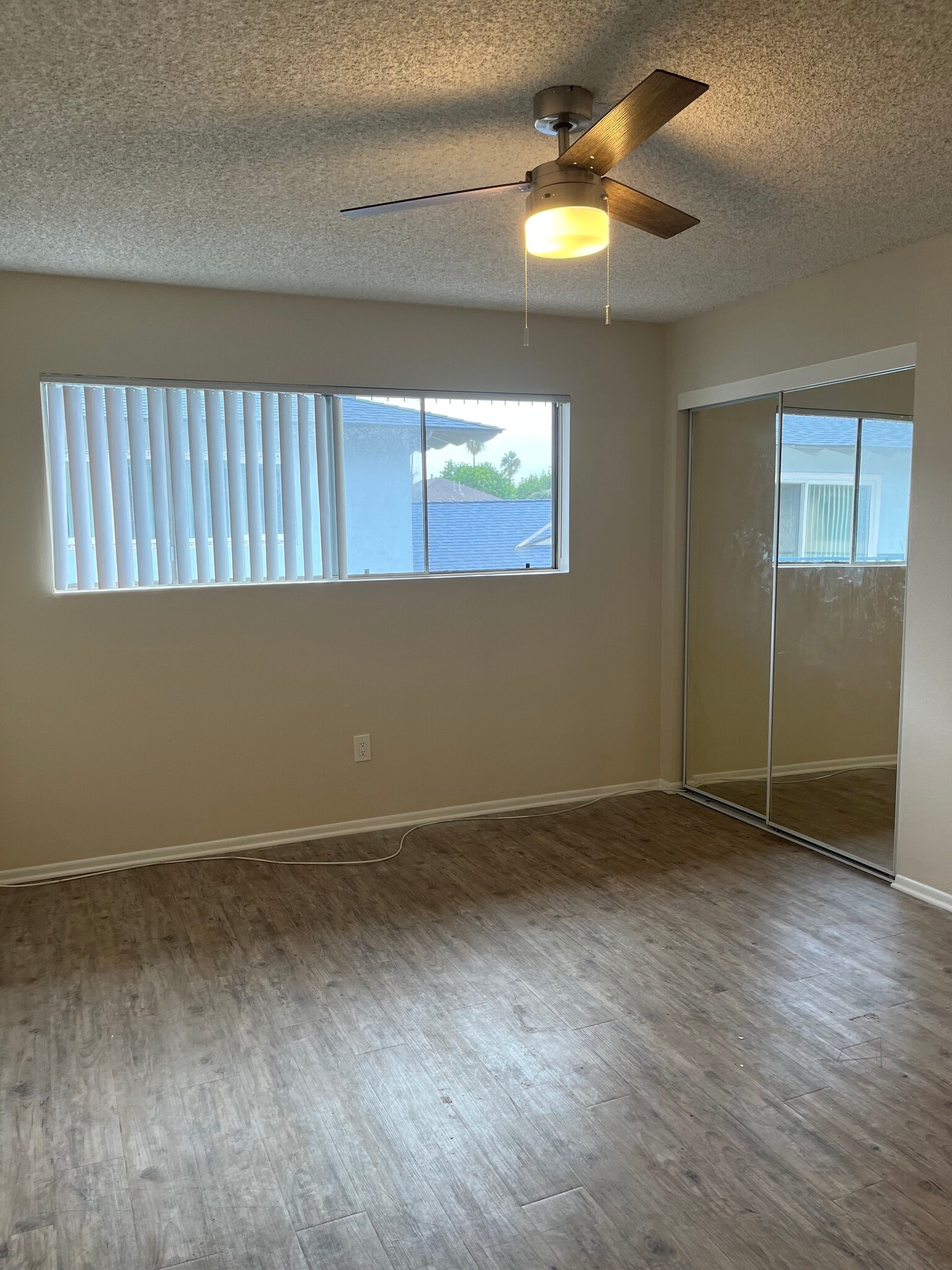 Master bedroom with mirrored closet - 16932 Lilac Lane