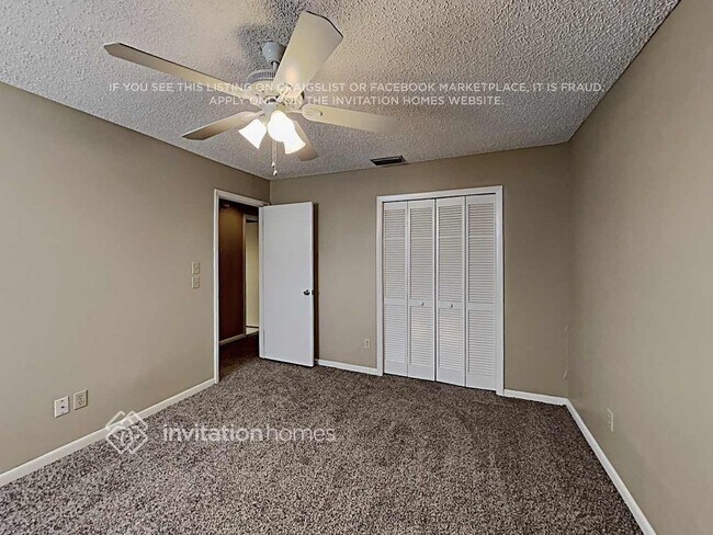 Building Photo - 16601 Vallely Dr