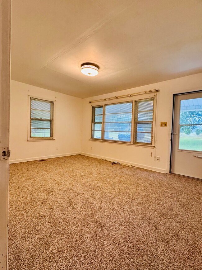Building Photo - Cozy and Convenient