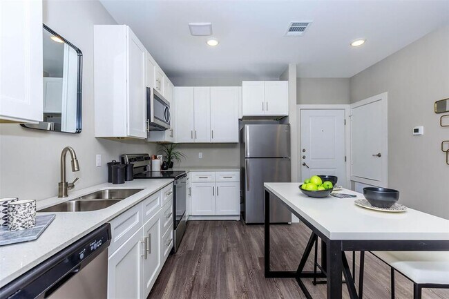 Building Photo - 1620 Oak Tree Dr