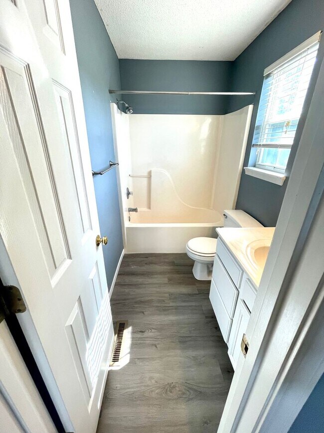 Building Photo - Spacious 3 Bedroom Home in South Columbia