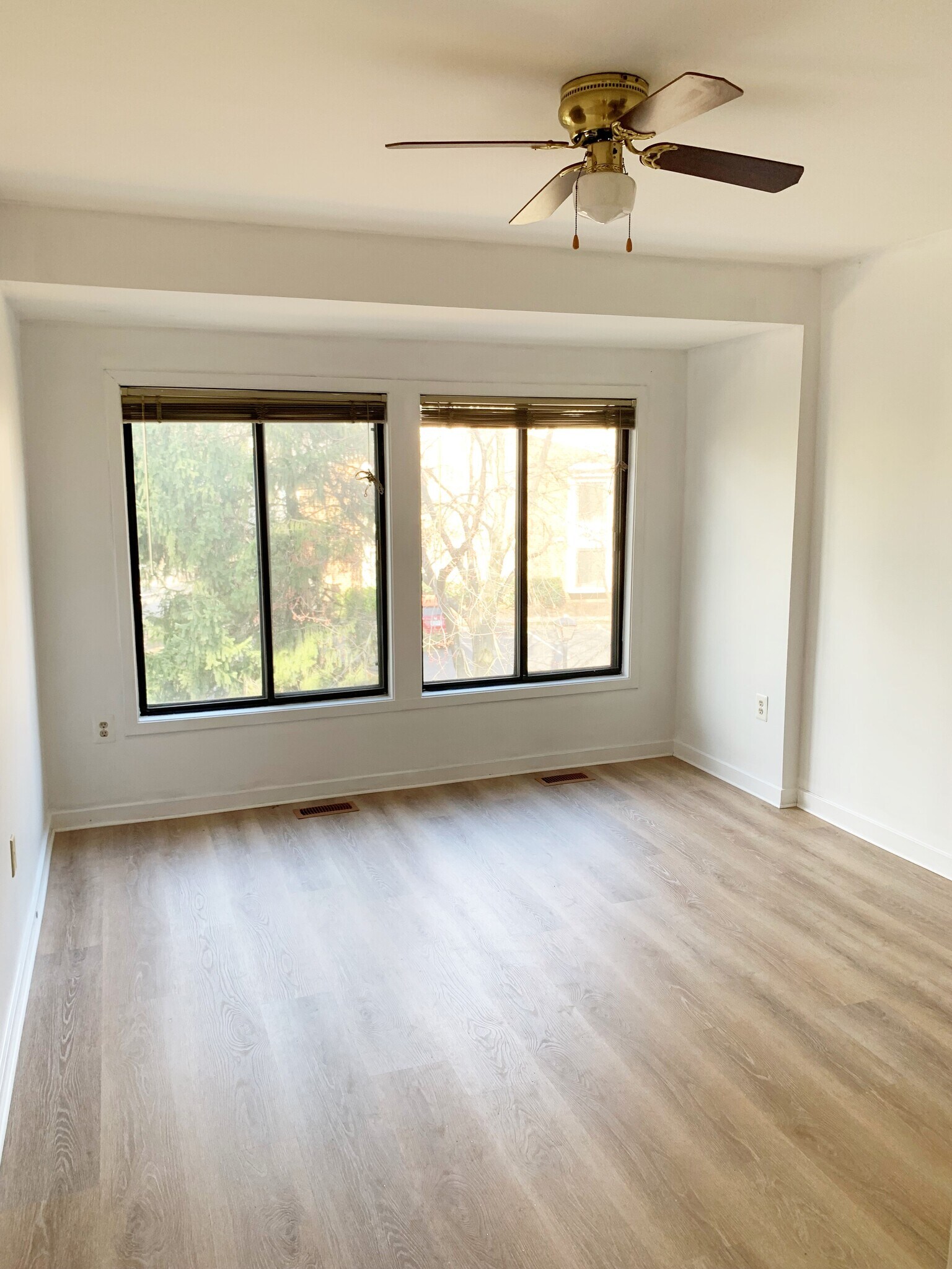 Building Photo - 9745 Lake Shore Dr