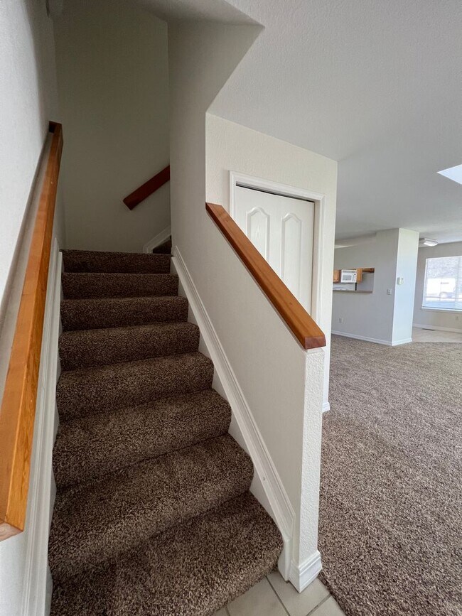 Building Photo - Charming 2 Bed/1.5 Townhome in Fabulous Longmont Location!