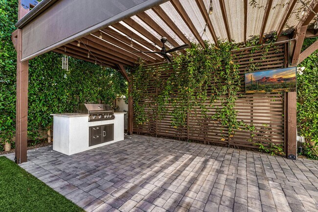 Building Photo - 3821 E Devonshire Ave