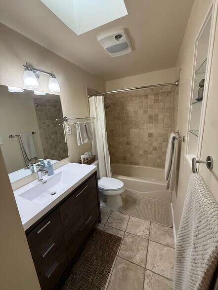 Building Photo - 1029 Cielo Azul St