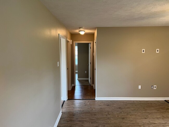 Building Photo - 3 Bed 2 Bath Home