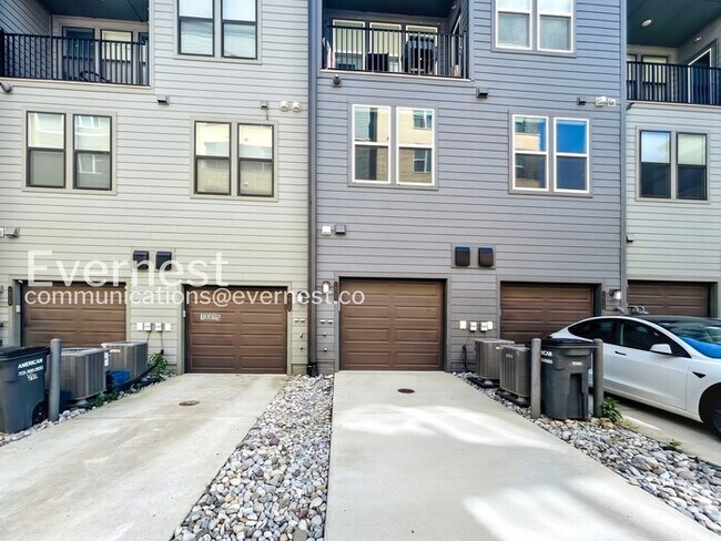 Building Photo - Spacious 3 Bed, 2.5 Bath Town Home with Attached Garage | Pet Friendly