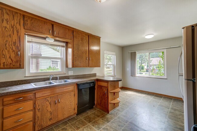 Building Photo - 347 Darrow Ave