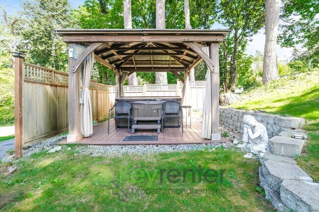 Building Photo - Des Moines 3 Bed Gem with Hot Tub and Spacious Layout