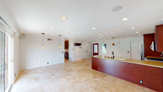 Building Photo - Beautiful 3 Bedroom Home in Huntington Beach