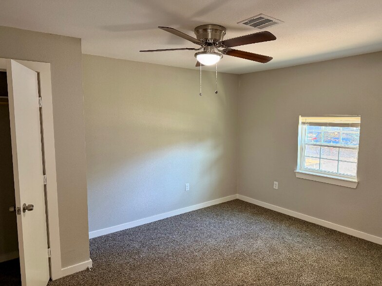 Building Photo - 2306 Staunton Dr