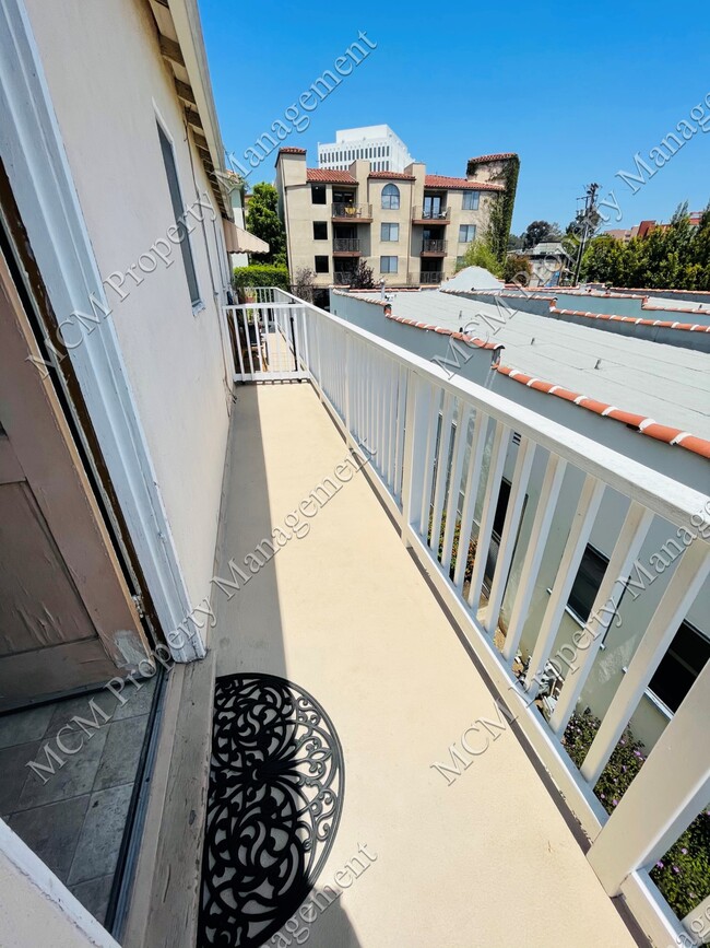Unit 5 Balcony - 11682 Darlington Ave