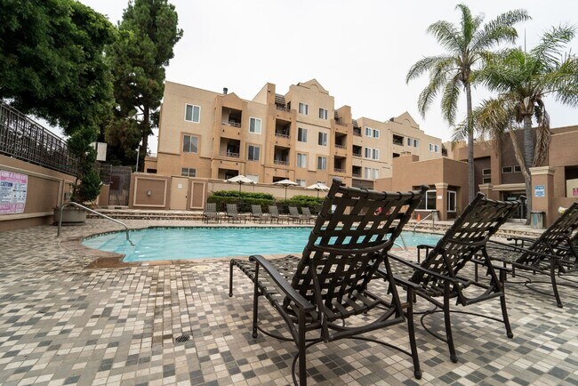 Building Photo - 3550 Lebon Dr
