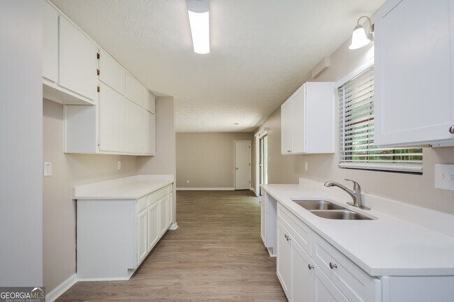 Building Photo - 4585 Old Lake Dr