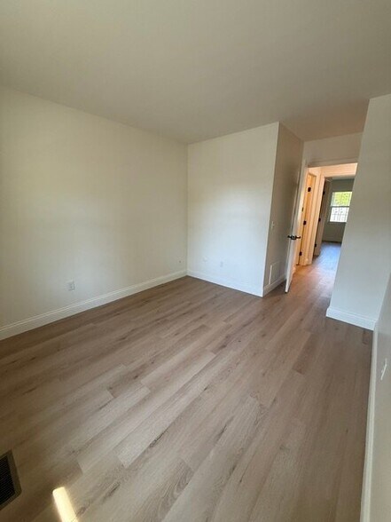 Building Photo - 853 Peach Hill Dr