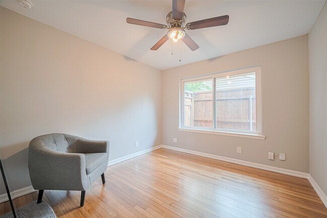 Building Photo - 5123 Saxon Dr