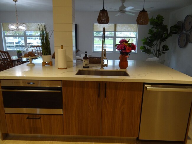 Building Photo - AVAILABLE SEASON 2027   PUNTA GORDA ISLES  SALTWATER FRONT HOME $5000