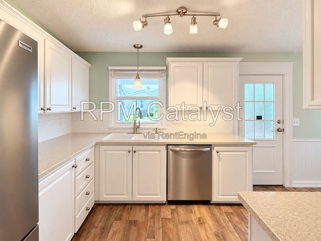 Building Photo - 116 Dolphin Dr S