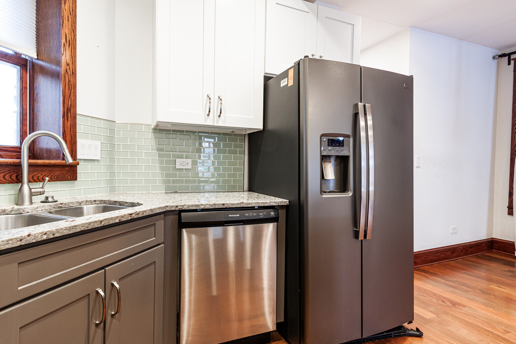 Building Photo - 1019 W Oakdale Ave