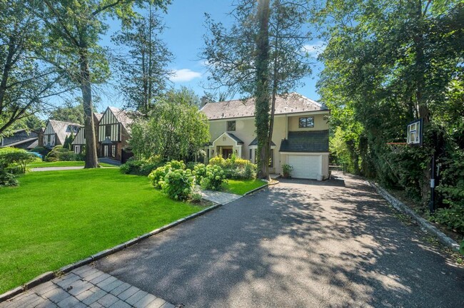 Building Photo - 18 Parkside Dr