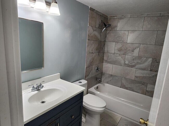 Building Photo - 2590 Robin Rd