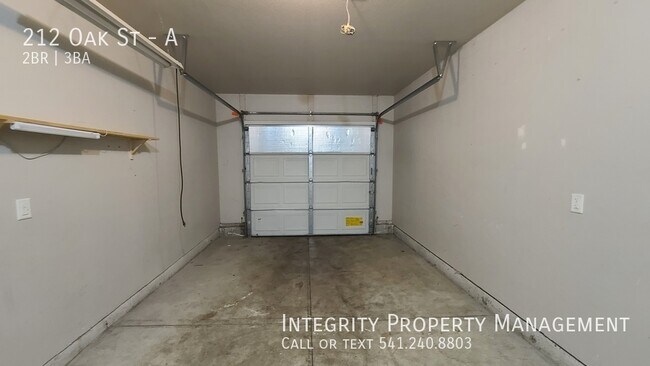 Building Photo - 212 Oak St