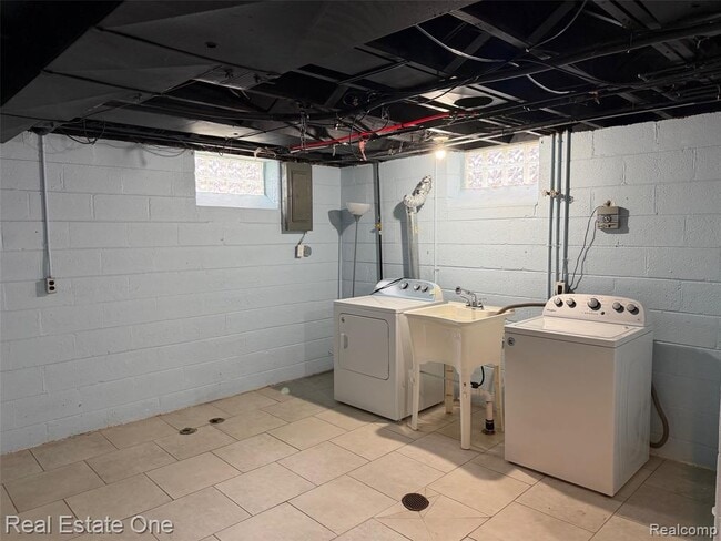 Building Photo - 6421 Oakman Blvd