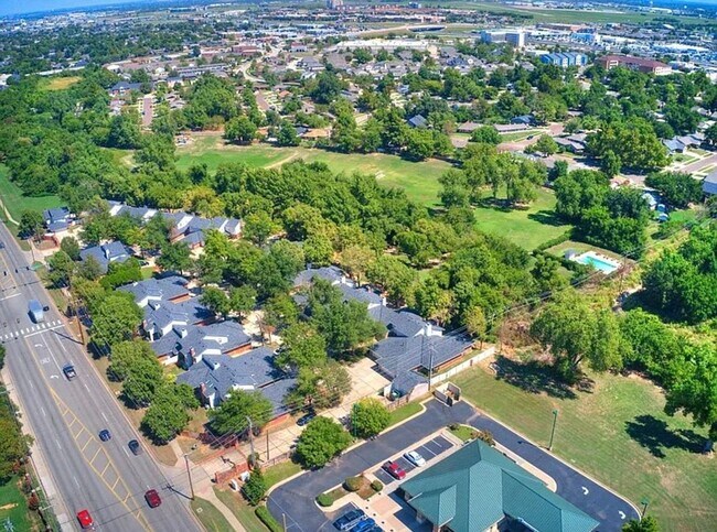 Building Photo - Beautiful 3bed/2bath Townhome Available in Westside Norman!!