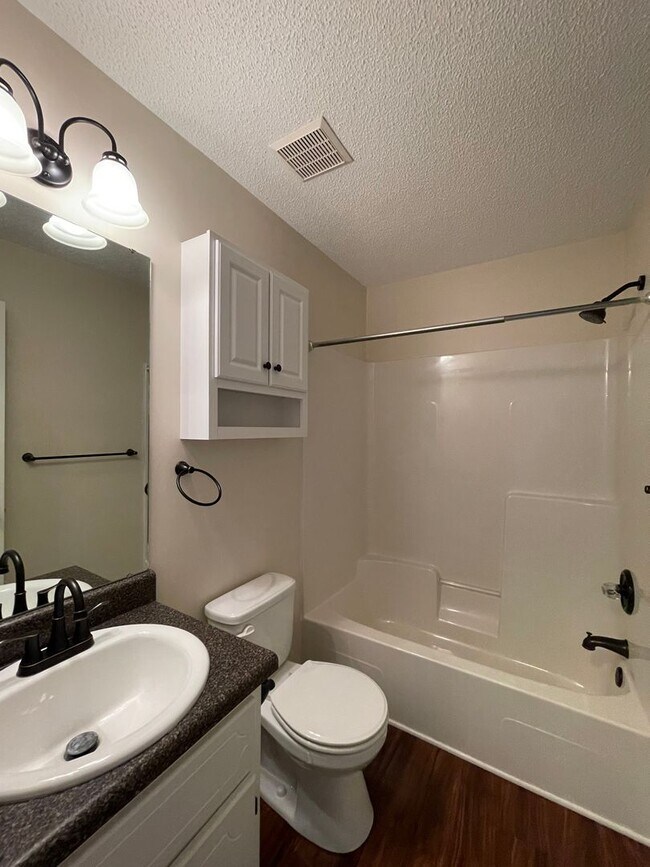 Building Photo - Foxchase Subdivision! END UNIT CLOSE TO COMMUNITY POOL