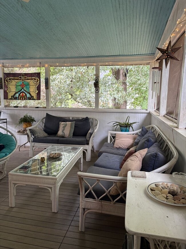 Building Photo - Large, private home in Rivercliff