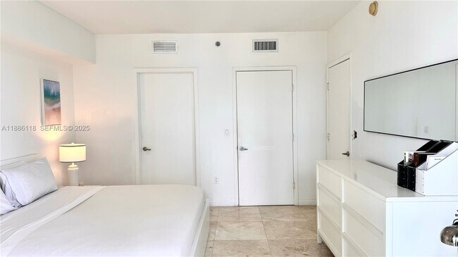 Building Photo - 475 Brickell Ave