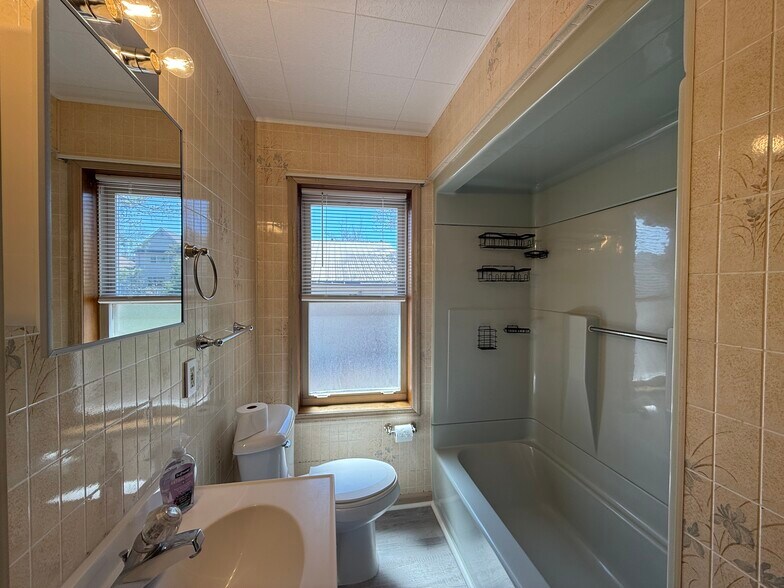 Bathroom - 1st floor - 109 W 9th Ave