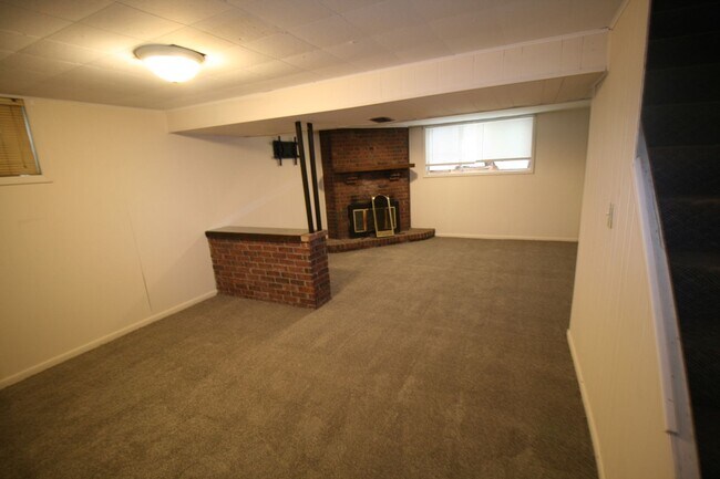 Building Photo - 402 Greenlawn Ct